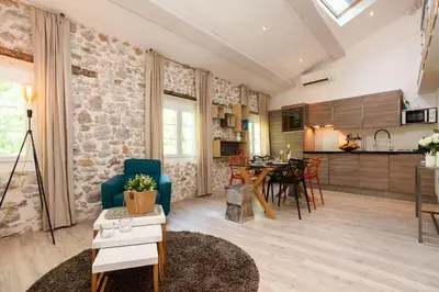 Cuisine ou kitchenette dans l'établissement Superbe appartement loft vieil Antibes