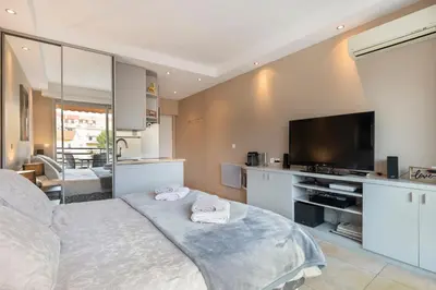 Télévision ou salle de divertissement dans l'établissement Palais Rouaze Cannes