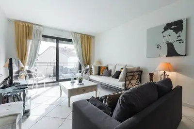 Coin salon dans l'établissement Appartement de charme à Cannes + terrasse