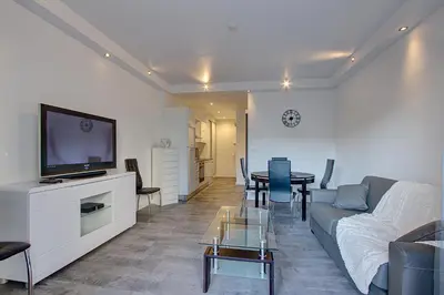 Télévision ou salle de divertissement dans l'établissement Appartement T2 bord de mer climatisé