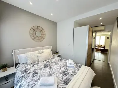 Un ou plusieurs lits dans un hébergement de l'établissement Cannes center perfect 3 bedroom