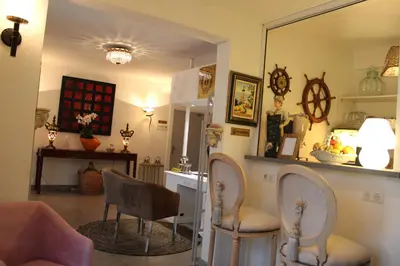 Coin salon dans l'établissement Hôtel La Villa des Oliviers