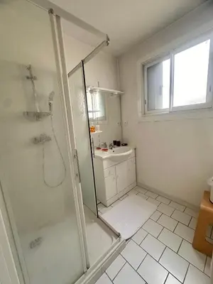 Salle de bains dans l'établissement AGENCIA appartement 2 chambres LE CORFOU