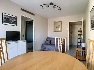 Télévision ou salle de divertissement dans l'établissement Cozy Apartment sea view Air Cond Renovated in 2026