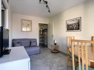 Télévision ou salle de divertissement dans l'établissement Cozy Apartment sea view Air Cond Renovated in 2026