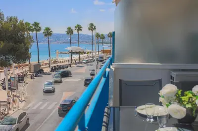 Vue générale sur la mer ou vue sur la mer prise depuis l'appartement