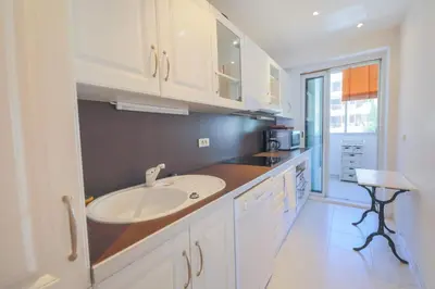 Cuisine ou kitchenette dans l'établissement Front de Mer vue panoramique PARKING SECURISE