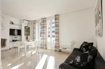 Télévision ou salle de divertissement dans l'établissement Appartements Cannes