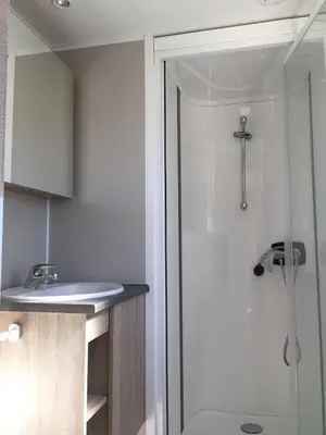 Salle de bains dans l'établissement Bungalow Vacances