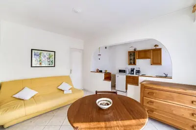 Cuisine ou kitchenette dans l'établissement Le Studio Provençal Welkeys
