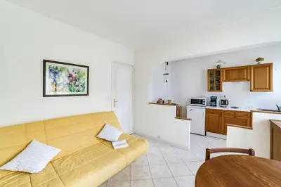 Cuisine ou kitchenette dans l'établissement Le Studio Provençal Welkeys