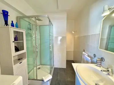 Salle de bains dans l'établissement Ibis Studio 5380
