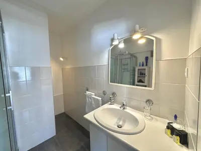 Salle de bains dans l'établissement Ibis Studio 5380