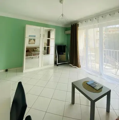 Télévision ou salle de divertissement dans l'établissement Studio Cannes la Croisette