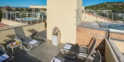 Piscine de l'établissement La Bastide de l'Oliveraie ou située à proximité