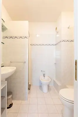 Salle de bains dans l'établissement Apartment 2 bedrooms 2 bathrooms clear view in Palm beach area