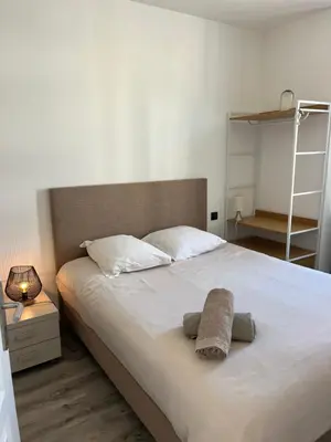 Un ou plusieurs lits dans un hébergement de l'établissement keep in touch 2 CHAMBRES AVEC TERRASSE ET GARAGE