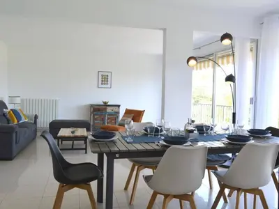 Coin salon dans l'établissement Maison climatisée avec piscine privée, 5 pièces, 7 couchages à 15 min des plages de Vallauris - FR-1-252-103