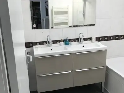 Salle de bains dans l'établissement Maison climatisée avec piscine privée, 5 pièces, 7 couchages à 15 min des plages de Vallauris - FR-1-252-103