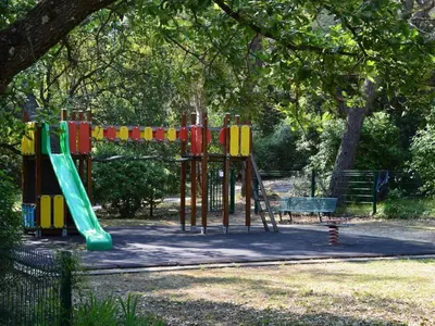 Aire de jeux pour enfants de l'établissement Maison climatisée avec piscine privée, 5 pièces, 7 couchages à 15 min des plages de Vallauris - FR-1-252-103