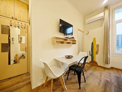 Télévision ou salle de divertissement dans l'établissement Viva Riviera - 19 rue des Frères Pradignac