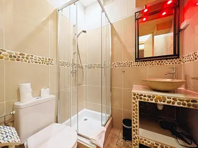 Salle de bains dans l'établissement Viva Riviera - 19 rue des Frères Pradignac