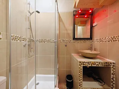 Salle de bains dans l'établissement Viva Riviera - 19 rue des Frères Pradignac