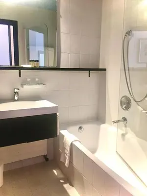 Salle de bains dans l'établissement Hotel des Mimosas