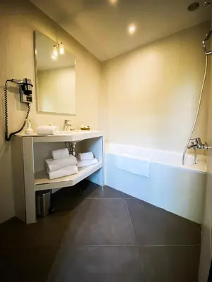 Salle de bains dans l'établissement Hotel Molière