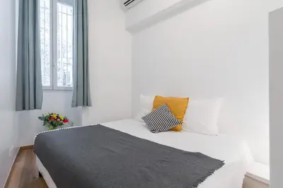 Un ou plusieurs lits dans un hébergement de l'établissement Florella Marceau Apartment