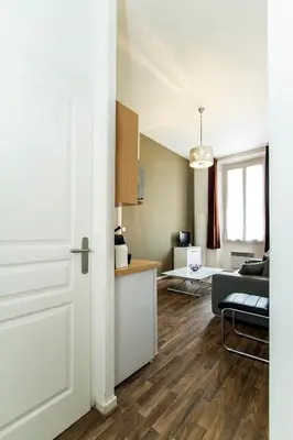 Cuisine ou kitchenette dans l'établissement Florella Marceau Apartment