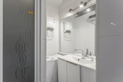 Salle de bains dans l'établissement Appartement charmant à Antibes, 33 m², piscine partagée