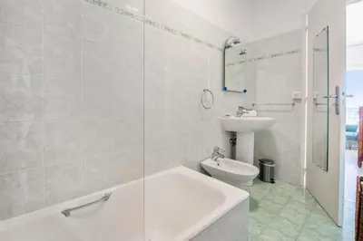 Salle de bains dans l'établissement Le Balcon sur la Baie - Welkeys