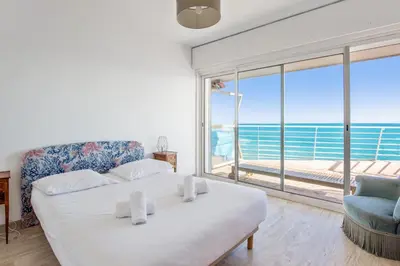Vue générale sur la mer ou vue sur la mer prise depuis l'appartement