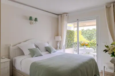 Un ou plusieurs lits dans un hébergement de l'établissement Appartement CANNES IMPERIAL Pointe Croisette