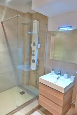 Salle de bains dans l'établissement Stylish two-bedroom apartment -StayInAntibes - 5 Soleau
