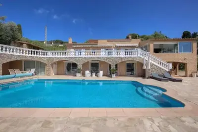 Piscine de l'établissement Villa La Terre Des Lauriers ou située à proximité