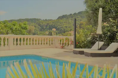 Piscine de l'établissement Villa La Terre Des Lauriers ou située à proximité