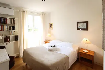 Un ou plusieurs lits dans un hébergement de l'établissement SUQUETTE Charming provencal house in Antibes with nice terrace, garden and pool access