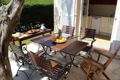 Terrasse ou espace extérieur de l'établissement SUQUETTE Charming provencal house in Antibes with nice terrace, garden and pool access