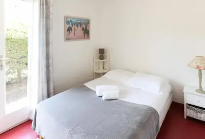 Un ou plusieurs lits dans un hébergement de l'établissement SUQUETTE Charming provencal house in Antibes with nice terrace, garden and pool access