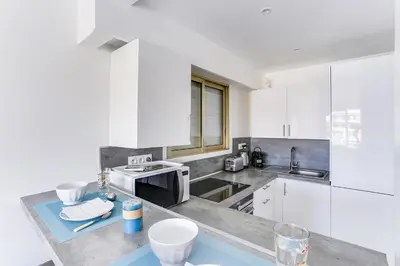 Cuisine ou kitchenette dans l'établissement IMMOGROOM - Renovated apartment - Terrace - AC - Wifi