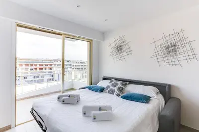 Un ou plusieurs lits dans un hébergement de l'établissement IMMOGROOM - Renovated apartment - Terrace - AC - Wifi