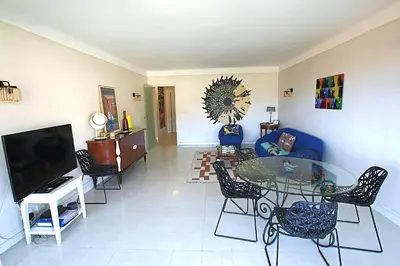 Télévision ou salle de divertissement dans l'établissement Fully equipped appartment 105 m2 clear view on the sea and californie hills