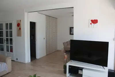 Télévision ou salle de divertissement dans l'établissement le chantilly