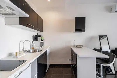 Cuisine ou kitchenette dans l'établissement Welcoming Apartment with parking - Croisette