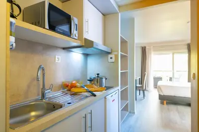 Cuisine ou kitchenette dans l'établissement Zenitude Hôtel-Résidences Le Cannet