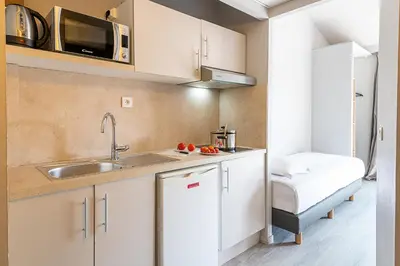 Cuisine ou kitchenette dans l'établissement Zenitude Hôtel-Résidences Le Cannet
