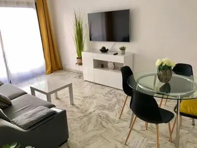 Télévision ou salle de divertissement dans l'établissement Residences Fleuries - behind Cannes Croisette Bvd