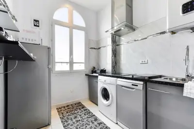 Cuisine ou kitchenette dans l'établissement IMOOGROOM - Modern - City Center - AC - 9 min from the Palais